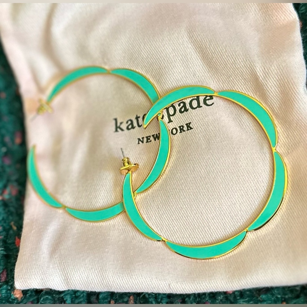 RARE Kate Spade NWT Sliced Scallop Enamel Large Hoop Earrings - Picture 7 of 15